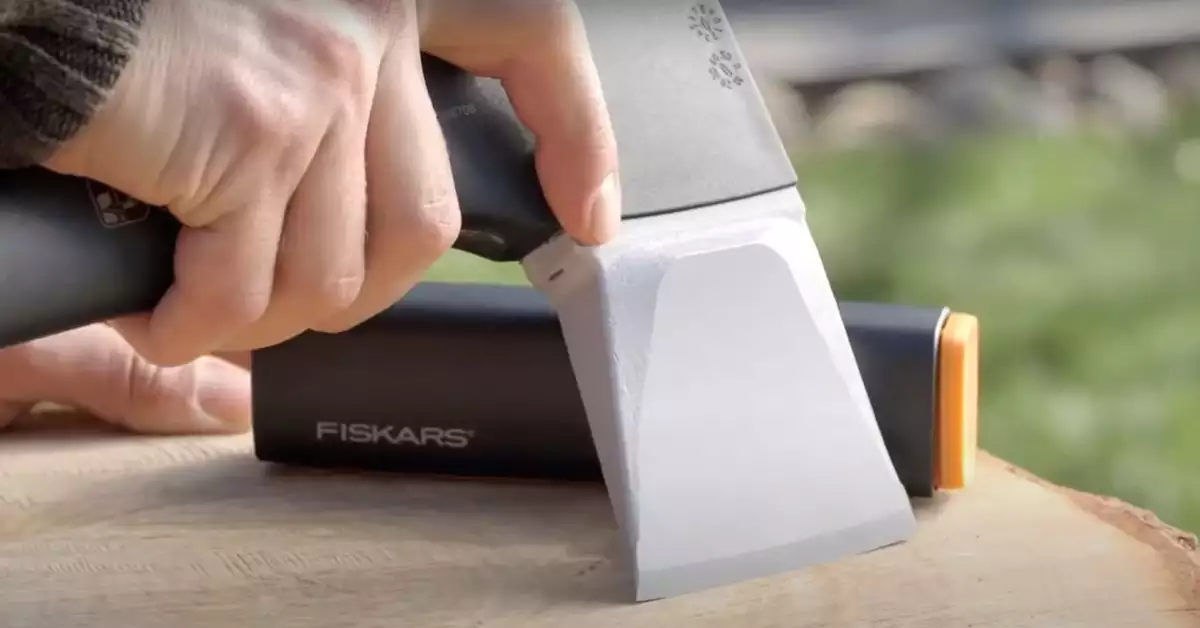 How To Sharpen A Fiskars Axe (3 Techniques)